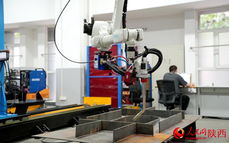西安中科光电智能焊接机器人。人民网记者 孙挺摄