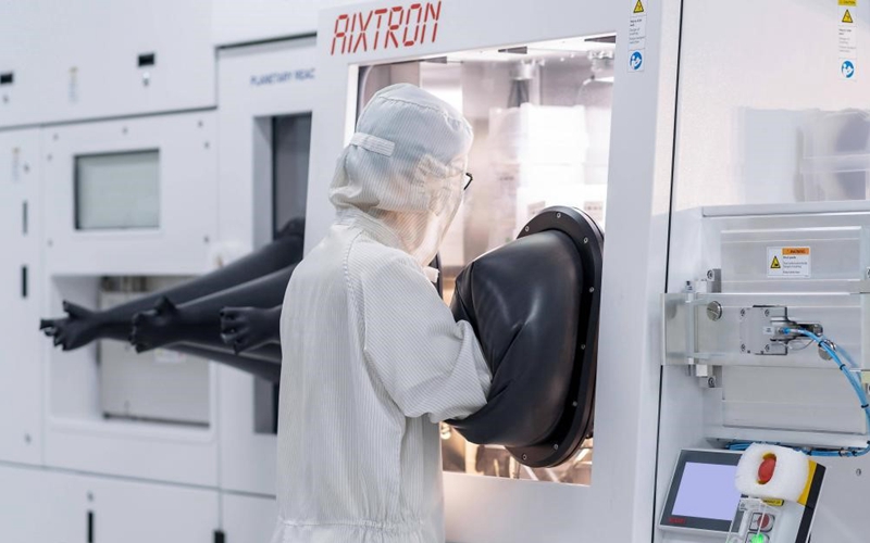 技术人员在唐晶量子生产车间操作MOCVD设备。受访者供图